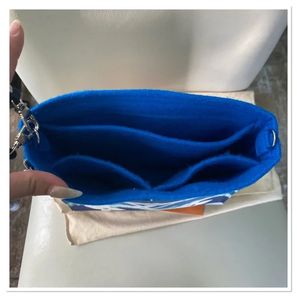 💙🦋 Louis Vuitton Limited Edition Summer Escale Toiletry 26 - Picture 9 of 11